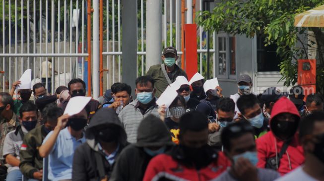 Antrean masyarakat yang menunggu vaksin di Pelabuhan Sunda Kelapa, Jakarta Utara, Jumat (11/6/2021). [Suara.com/Dian Latifah]