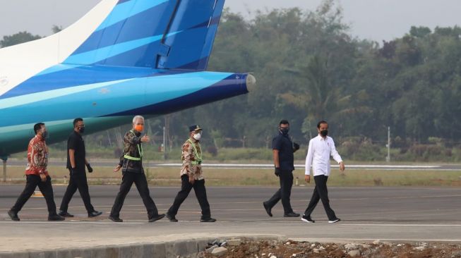 Presiden Joko Widodo ditemani Gubernur Jawa Tengah Ganjar Pranowo mengunjungi Bandara JB Soedirman Purbalingga, Jumat (11/6/2021). [Dok Pemprov Jateng]