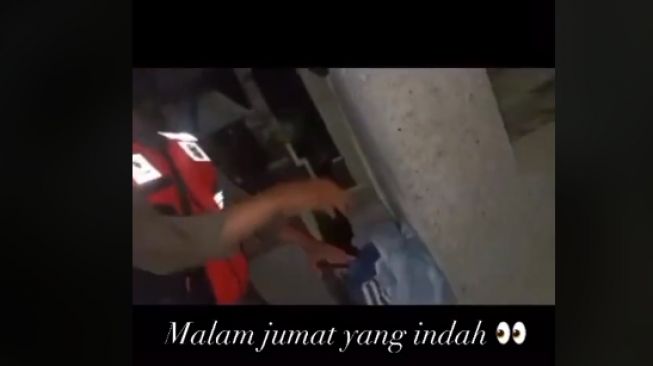 Ditemukan dua pasang baju dan celana di kuburan (tiktok)