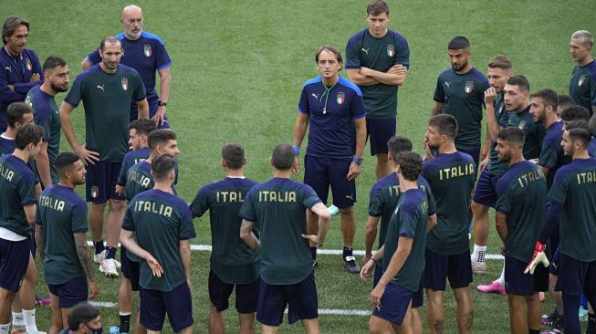 Pelatih Italia Roberto Mancini berbicara dengan para pemain selama sesi latihan di Stadion Olimpiade di Roma, Italia, Kamis (10/11).  Andrew Medichini / POOL / AFP