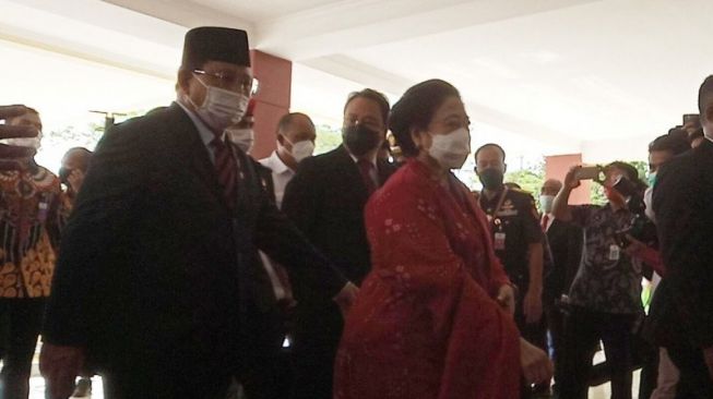 Didampingi Prabowo, Megawati Soekarnoputri Dikukuhkan Jadi Profesor