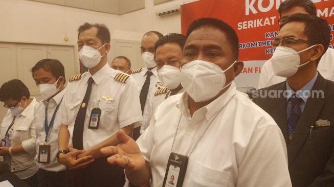 Koordinator Sekretariat Bersama Pilot dan Karyawan PT Garuda Indonesia, Tommi Tampaty memberi keterangan pers. [Suara.com/Muhammad Jehan Nurhakim]