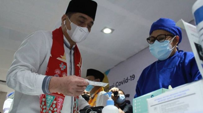 Wagub DKI Jakarta Ahmad Riza Patria saat meninjau pelaksanaan vaksinasi Covid-19 untuk kelompok UMKM di Plaza Slipi Jaya Jakarta Barat, Jumat (11/6/2021). [Instagram@arizapatria]