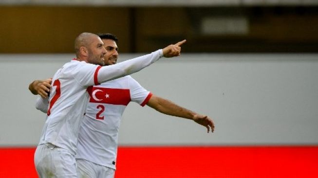 Pemain depan Turki Burak Yilmaz (kiri) merayakan golnya bersama Zeki Celik saat menghadapi Moldova dalam laga persahabatan di Paderborn, 3 Juni 2021 June 3. SASCHA SCHUERMANN / AF