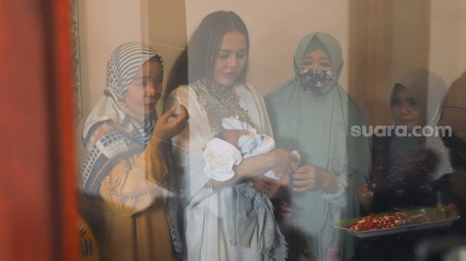 Ratu Rizky Nabila bersama keluarga saat Aqiqah putranya yang bernama Jewanio Rizky Abbaz di Kebun Jeruk, Jakarta Barat, Jumat (11/6/2021). [Suara.com/Alfian Winanto]