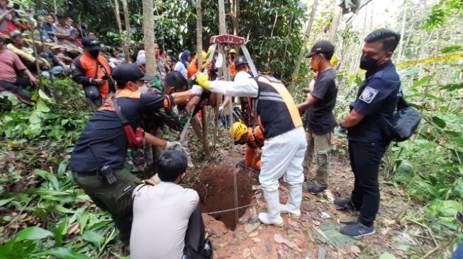 Innalillahi, Mak Erum Ditemukan Tewas di Dalam Sumur Tua di Tengah Hutan