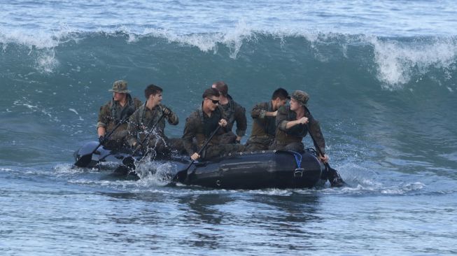 Prajurit United States Marines Corps Reconnaissance Unit berlatih dayung tembus gelombang dalam Latihan Bersama Reconex 21-II bersama Prajurit Batalyon Intai Amfibi (Yontaifib) Korps Marinir TNI AL di Pusat Latihan Pertempuran Marinir (Puslatpurmar) 7 Lampon, Banyuwangi, Jawa Timur, Jumat (11/6/2021).  ANTARA FOTO/Budi Candra Setya