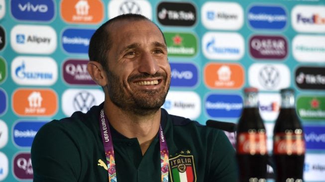 Bek Timnas Italia, Giorgio Chiellini saat menghadiri konferensi pers jelang laga kontra Turki dalam laga pembuka Grup A Euro 2020 di Stadion Olimpico, Roma, pada Kamis (10/6/2021). [Handout / UEFA / AFP].