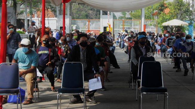 Antrean masyarakat yang menunggu vaksin di Pelabuhan Sunda Kelapa, Jakarta Utara, Jumat (11/6/2021). [Suara.com/Dian Latifah]