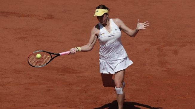 Petenis Russia Anastasia Pavlyuchenkova mengembalikan bola ke arah lawannya petenis Slovenia Tamara Zidansek pada pertandingan semifinal French Open 2021 di Roland Garros, Paris, Kamis (10/6/2021). ANTARA FOTO/REUTERS/Sarah Meyssonnier/pras.