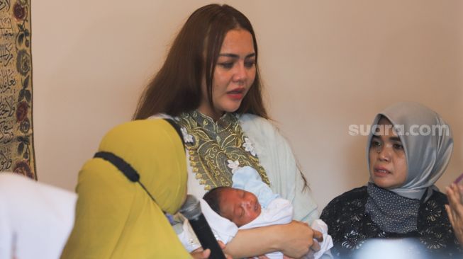 Ratu Rizky Nabila saat Aqiqah putranya yang bernama Jewanio Rizky Abbaz di Kebun Jeruk, Jakarta Barat, Jumat (11/6/2021). [Suara.com/Alfian Winanto]