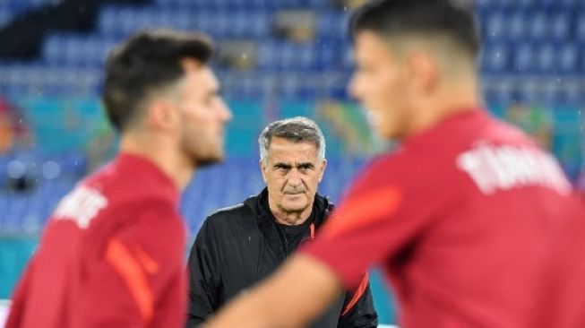 Pelatih timnas Turki Senol Gunes memimpin sesi latihan skuatnya di Olympic Stadium, Roma jelang menghadapi Italia di laga pembuka Grup A Euro 2020. Filippo MONTEFORTE / AFP