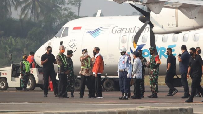 Gubernur Ganjar Pranowo Sambut Kedatangan Presiden Jokowi di Bandara Soedirman