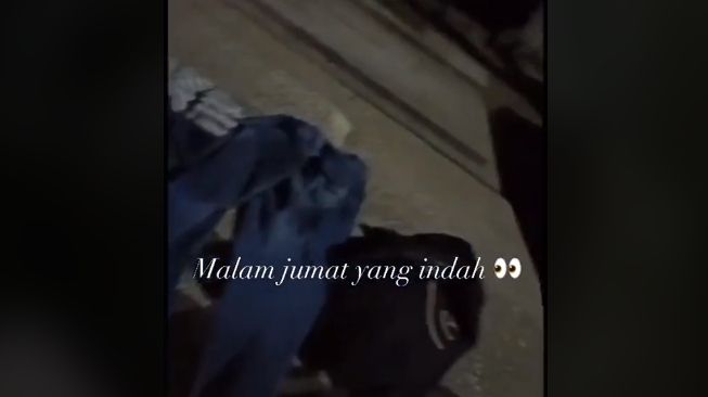 Ditemukan dua pasang baju dan celana di kuburan (tiktok)