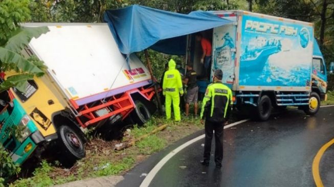 Mobil Box Pengangkut Ikan Asal Jawa Barat Terperosok di Tanjakan Kendil Tre