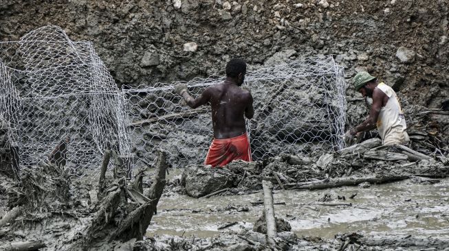 Pekerja menyelesaikan proses pekerjaan normalisasi sungai di Kali Kabur Arsopura, Kabupaten Keerom, Papua, Sabtu (12/06/2021). [ANTARA FOTO/Indrayadi TH]