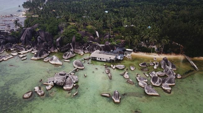 Batuan granit terhampar di perairan kawasan situs geologi Alif Stone Park di Bunguran Timur, Kabupaten Natuna, Kepulauan Riau, Jumat (11/6/2021). [ANTARA FOTO/Akbar Nugroho Gumay]