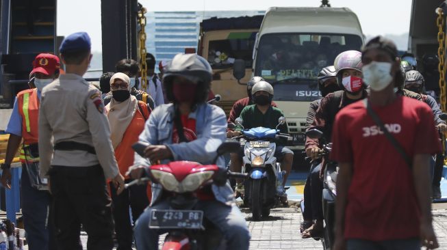 Polisi berjaga saat penyekatan di Dermaga Penyeberangan Ujung (Surabaya)-Kamal (Madura), Surabaya, Jawa Timur, Jumat (11/6/2021). [ANTARA FOTO/Didik Suhartono]