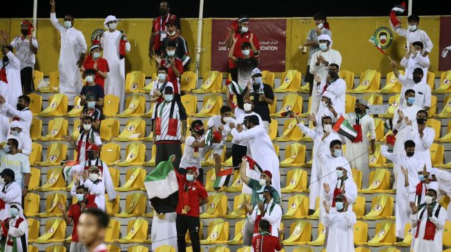 Pendukung timnas Uni Emirat Arab (UEA) yang terlihat bergembira di Zabeel Stadium, Dubai, saat menyaksikan timnya mengalahkan timnas Indonesia dalam laga Grup G Kualifikasi Piala Dunia 2022 Zona Asia, dengan hasil akhir 5-0, Sabtu (12/6/2021) dini hari WIB. [Karim SAHIB / AFP]