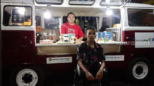 Rahmat Susanto dan Muhamad Rizki, penyandang disabilitas di Tangsel yang menjajaki bisnis kopi Kito Rato. [Suara.com/Wivy Hikmatullah]