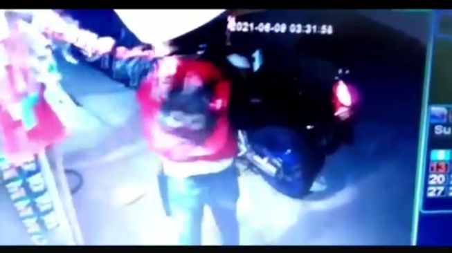 Viral! Bandit Jalanan Jarah Kerupuk dan Sepeda Motor Pakai Golok