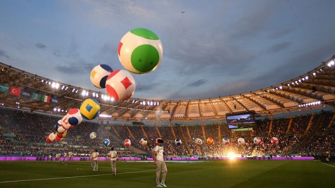 Para pengisi acara menampilkan koreografi dalam acara pembukaan turnamen sepak bola Euro 2020 di Stadion Olimpico, Roma, Italia, Jumat (11/6/2021) malam waktu setempat atau Sabtu dini hari WIB. [Andrew Medichini / POOL / AFP]