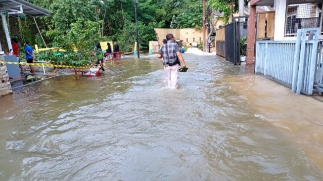 Kali Tertimbun Longsor, Perumahan Nerada Tangsel Terendam Banjir