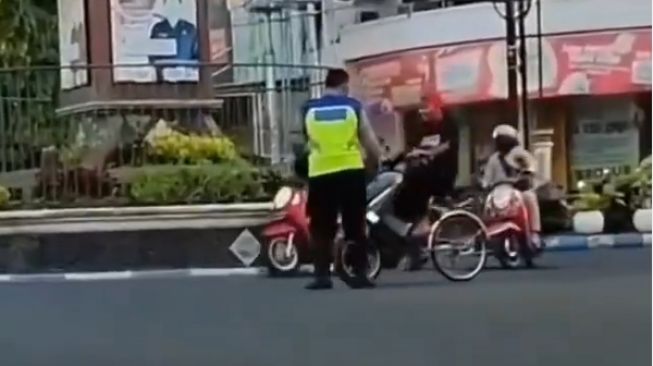 Pria pengendara Yamaha NMAX jadi-jadian ini membuat polisi kecelesaat hendak menilang (Instagram)