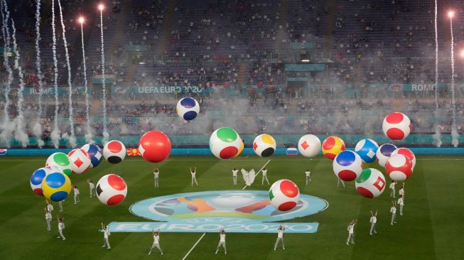 Para pengisi acara menampilkan koreografinya dalam upacara pembukaan turnamen sepak bola Euro 2020 di Stadion Olimpico, Roma, Italia, Jumat (11/6/2021) malam waktu setempat atau Sabtu dini hari WIB. [Andrew Medichini / POOL / AFP]