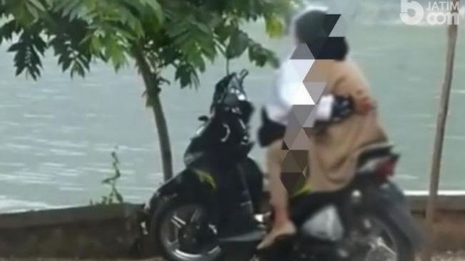 Viral Video Pasangan ABG Ena-ena Sabil Grepe-grepe di Atas Motor di Telaga Ngebel