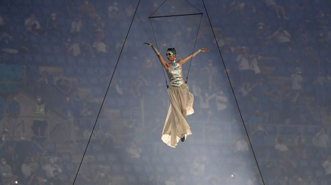 Penampilan salah satu artis pengisi acara pembukaan turnamen sepak bola Euro 2020 di Stadion Olimpico, Roma, Italia, Jumat (11/6/2021) malam waktu setempat atau Sabtu dini hari WIB. [Filippo MONTEFORTE / POOL / AFP]