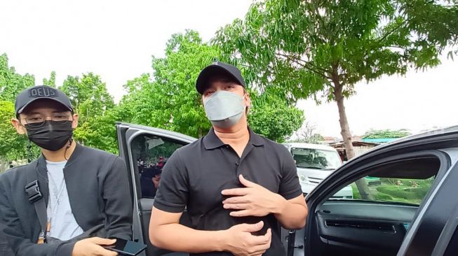 Ikut ke Pemakaman, Billy Syahputra Gotong Peti Jenazah Vanessa Angel