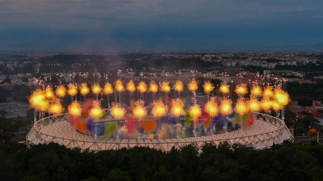 Euro 2020: Pertunjukan Kembang Api dan Balon Warnai Opening Ceremony di Olimpico