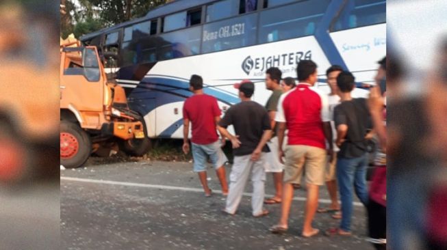 Detik-detik Bus vs Truk Tabrakan di Tol Tanjung Morawa Renggut Korban Jiwa