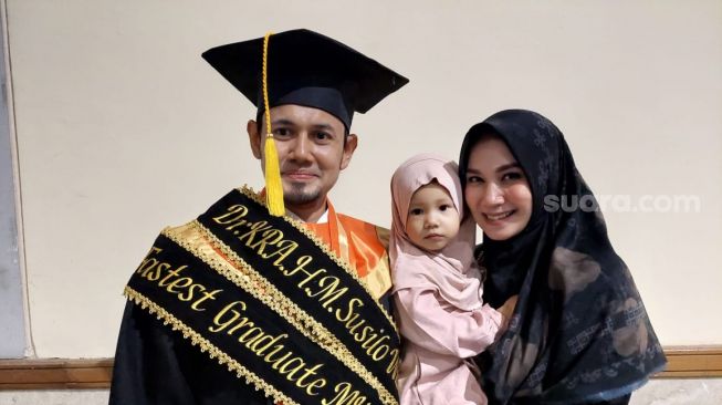 Ustaz Guntur Bumi atau UGB usai wisuda S3 [Suara.com/Ismail]