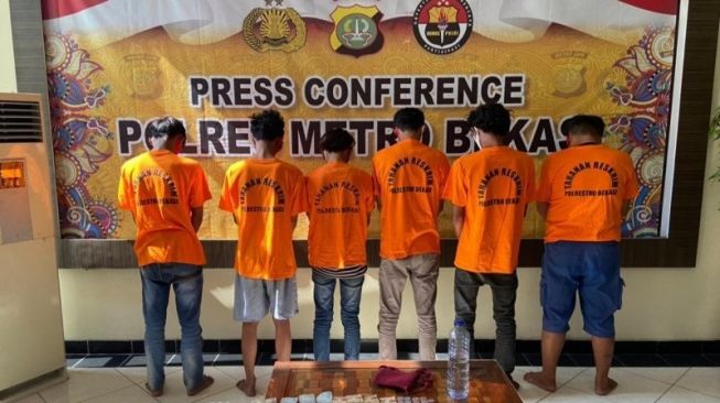 Polisi Bekuk Enam Pemalak Supir Truk Kontainer Marunda Center