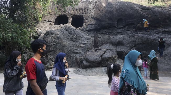 Pengunjung melintas di kawasan Gua Selomangleng, Kota Kediri, Jawa Timur, Sabtu (12/6/2021). [ANTARA FOTO/Prasetia Fauzani]