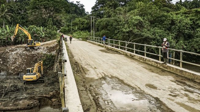 Dua alat berat beroperasi di Kali Kabur Arsopura, Kabupaten Keerom, Papua, Sabtu (12/06/2021). [ANTARA FOTO/Indrayadi TH]