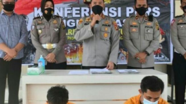 Dua supir bus AKAP yang berhasil ditangkap polisi [Andika/Suara.com]