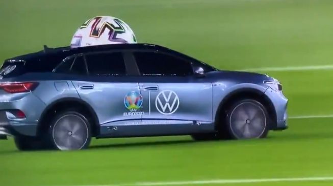 Mobil Volkswagen masuk ke tengah lapangan saat pertandingan pembuka EURO 2020 antara Turki vs Italia (Twitter)