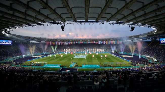 Suasana di Stadion Olimpico, Roma, saat upacara pembukaan turnamen sepak bola Euro 2020, jelang dimainkannya laga perdana antara Turki vs Italia, Jumat (11/6/2021) malam waktu setempat atau Sabtu dini hari WIB. [Andrew Medichini / POOL / AFP]