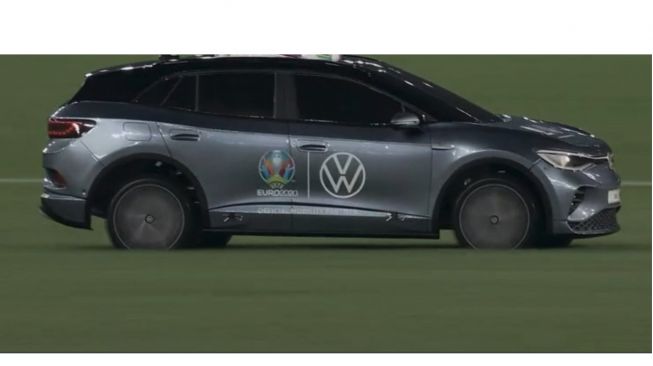 Mobil Volkswagen masuk ke tengah lapangan saat pertandingan pembuka EURO 2020 antara Turki vs Italia (Twitter)