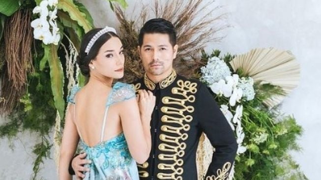 Umumkan Kehamilan, 9 Potret Mesra Erick Iskandar dan Vanessa Lima