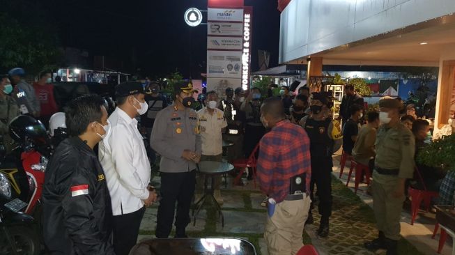 Wali Kota Aditya pimpin razia penegakan aturan PPKM di Banjarbaru dengan menutup kafe. [Kanal Kalimantan]