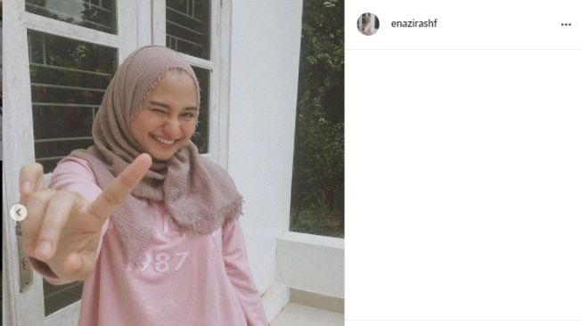 Potret Nadzira Shafa istri Muhammad Amee Azzikra. [Instagram/enazirashf]