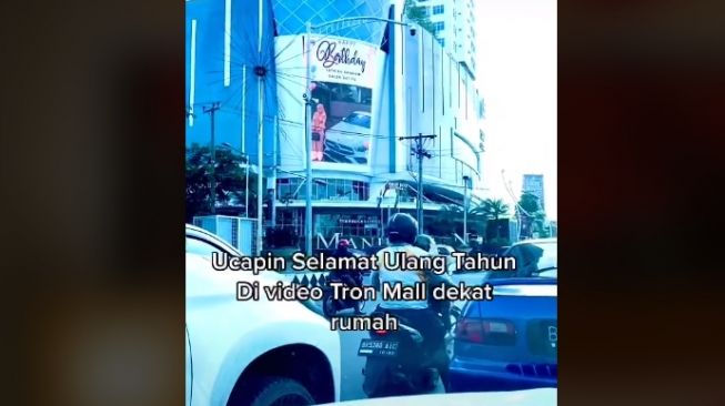 Suami Beri Kejutan Ultah Lewat Videotron Mall, Emak Panik Anak Nyemplung Empang