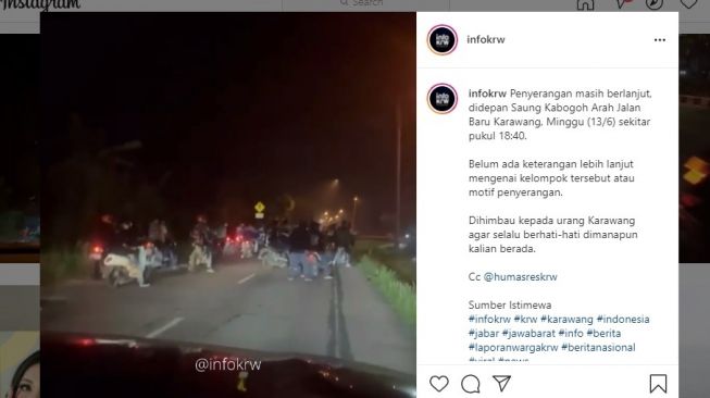 Viral geng motor lakukan serangan di depan Saung Kabogoh Karawang.[Instagram/Infokrw]