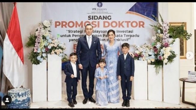 Gaya Aliya Rajasa dampingi Ibas Yudhoyono sidang S3 [Instagram/ruby_26]