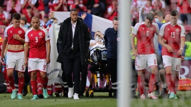 Gelandang Denmark Christian Eriksen ditandu keluar lapangan setelah sempat kolaps saat menghadapi Finlandia di laga Grup B Euro 2020 dithe Parken Stadium, Kopenhagen. Friedemann Vogel / AFP / POOL