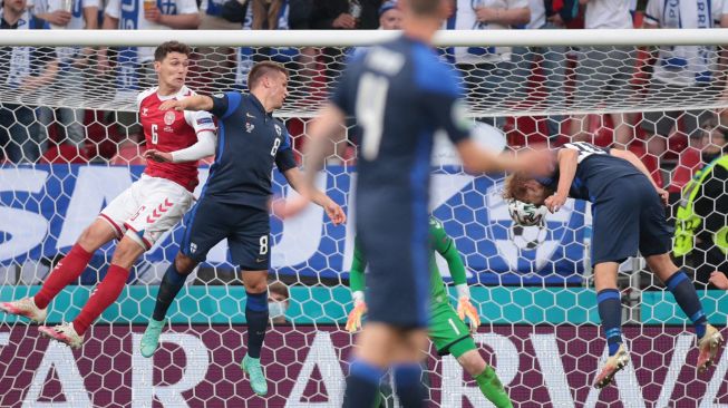 Pemain depan Finlandia Joel Pohjanpalo mencetak gol pembuka selama pertandingan sepak bola Grup B EURO 2020 antara Denmark melawan Finlandia di Stadion Parken di Kopenhagen, Sabtu (12/6).  HANNAH MCKAY / POOL / AFP